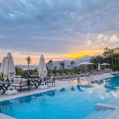 Montenegro Lodge Kavac Bagian luar foto Sunset at the hotel