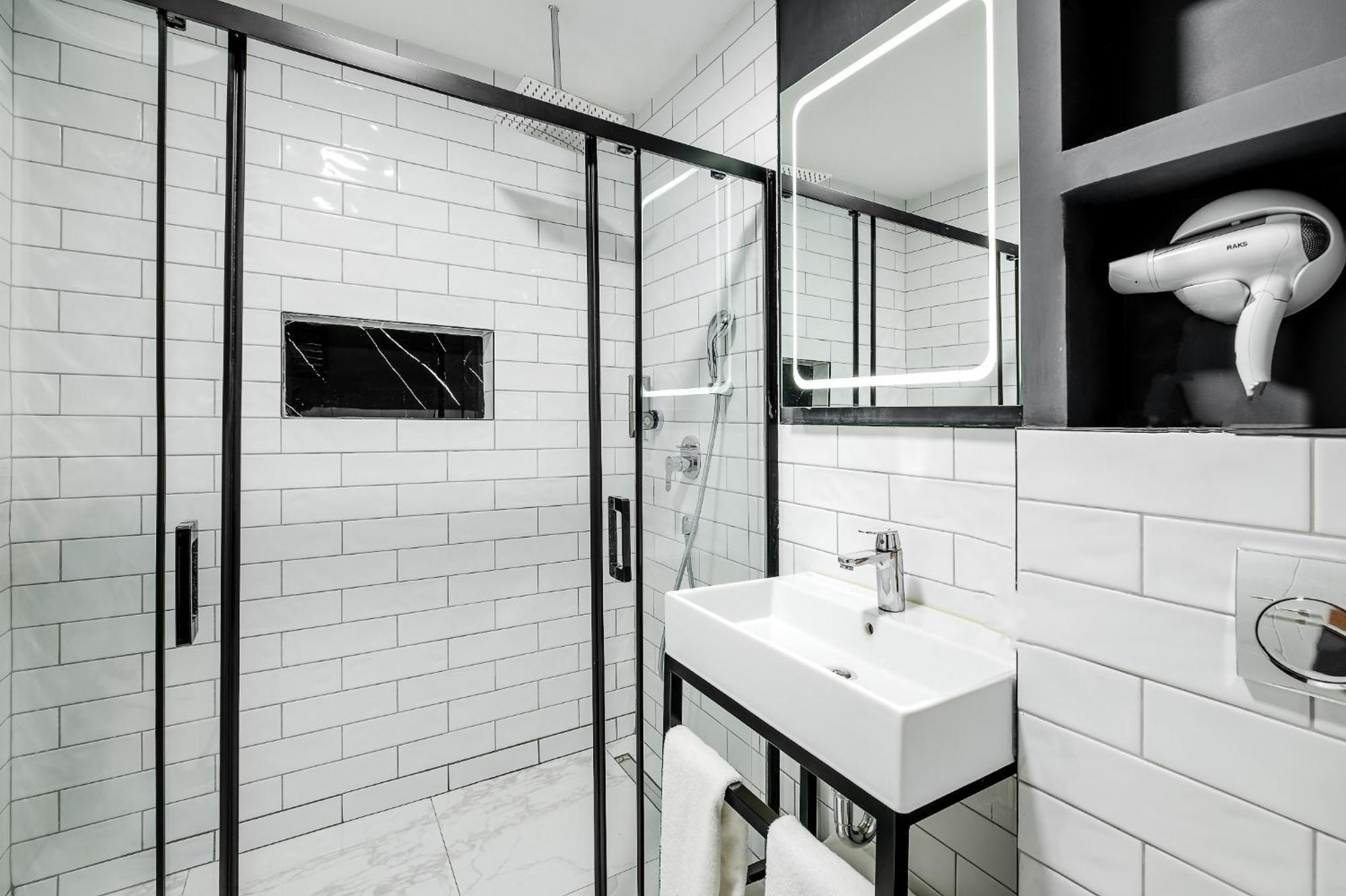 Montenegro Lodge Kavac Ruang foto Bathroom