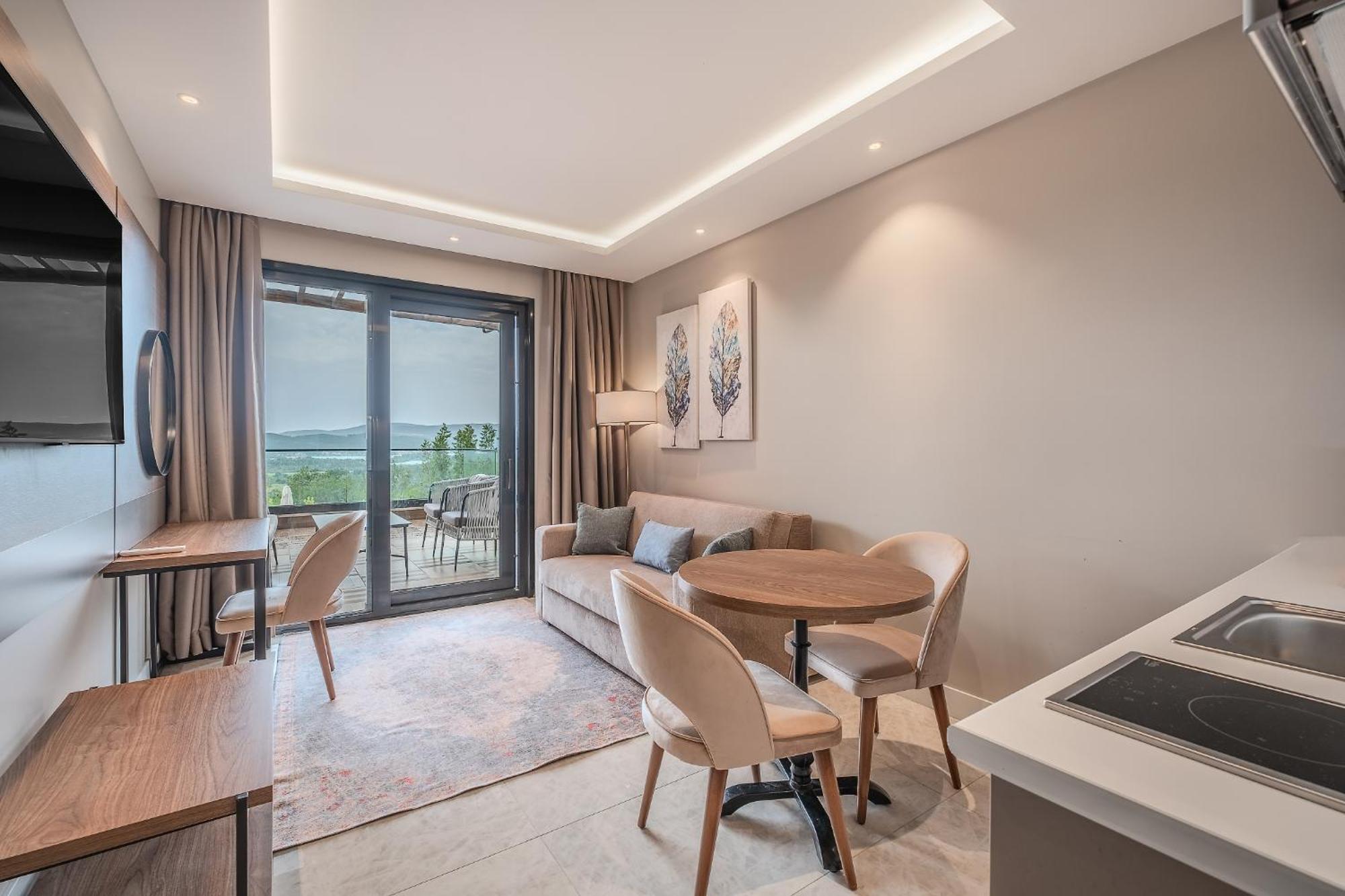 Montenegro Lodge Kavac Ruang foto A typical apartment at the complex