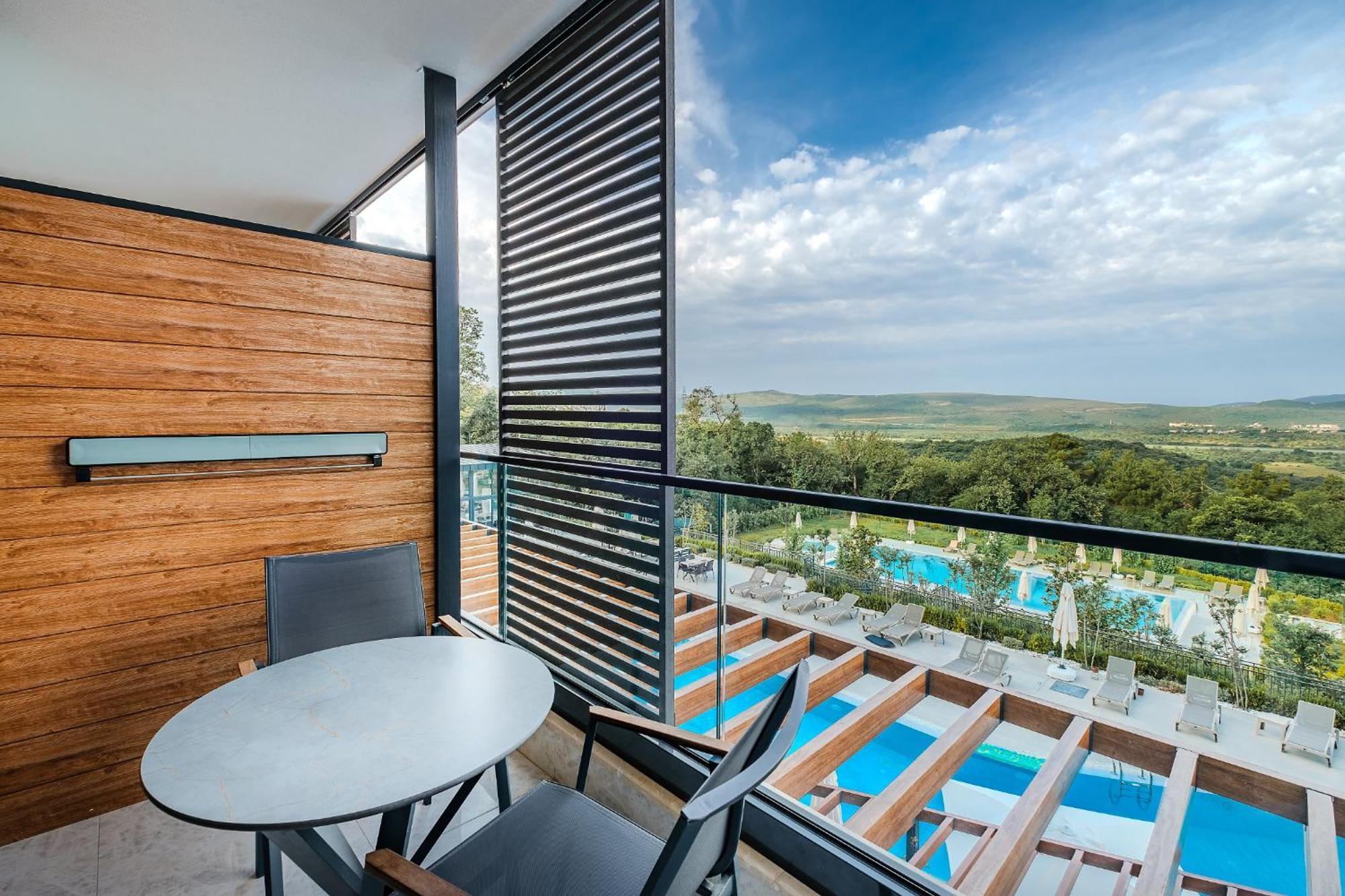 Montenegro Lodge Kavac Ruang foto Balcony of a suite at the Hilton Athens