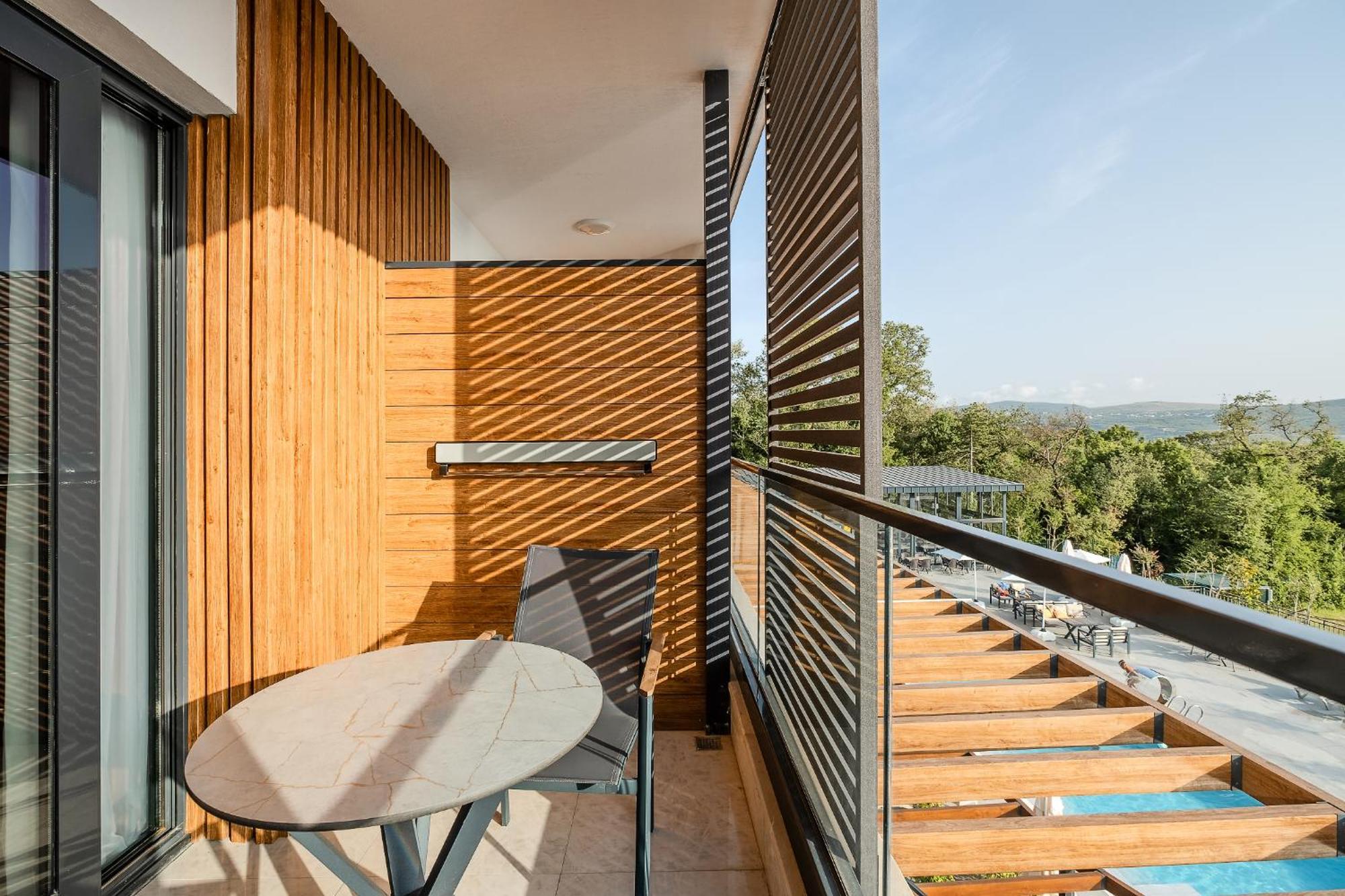 Montenegro Lodge Kavac Ruang foto A balcony