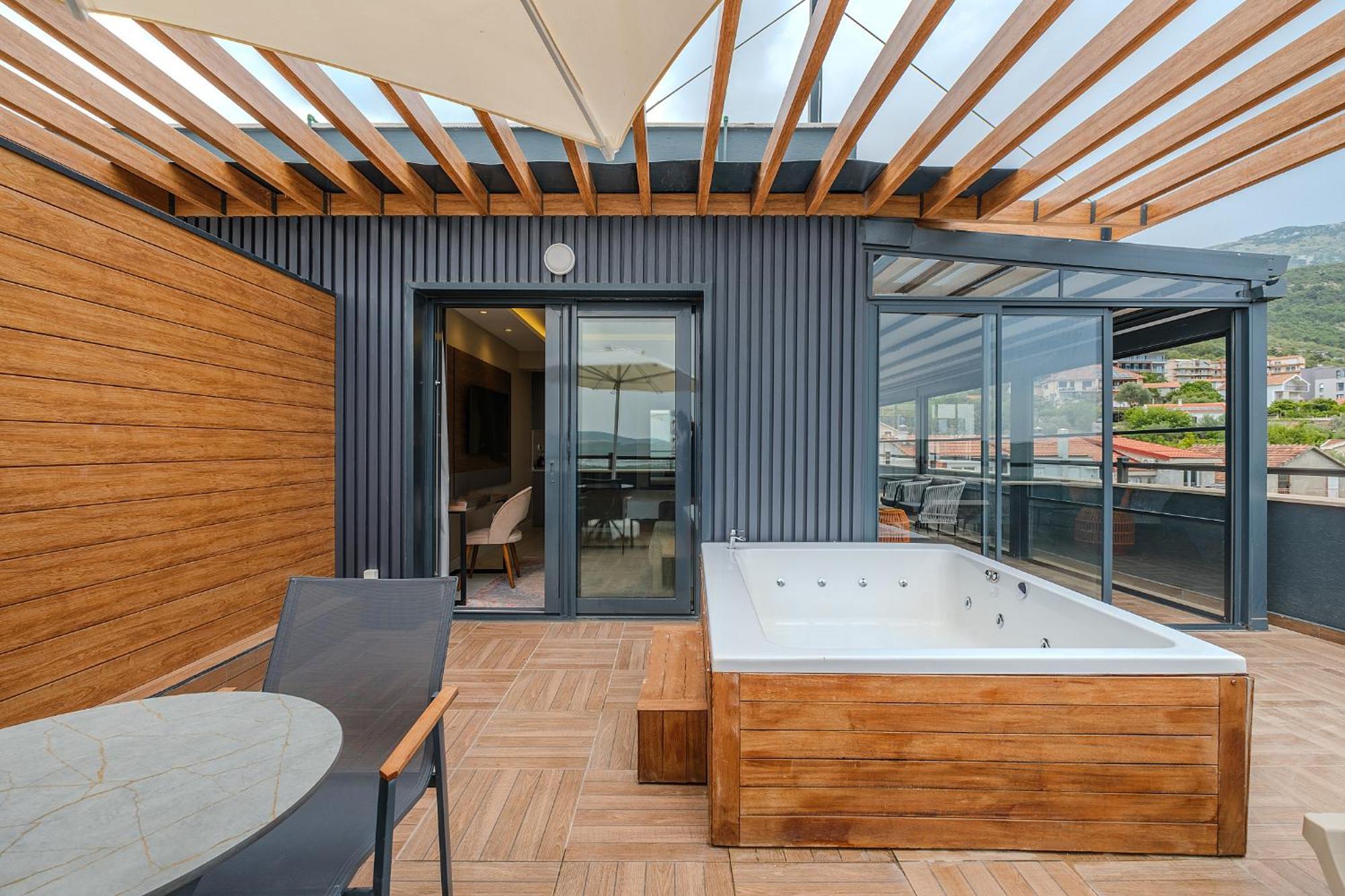 Montenegro Lodge Kavac Ruang foto A rooftop spa