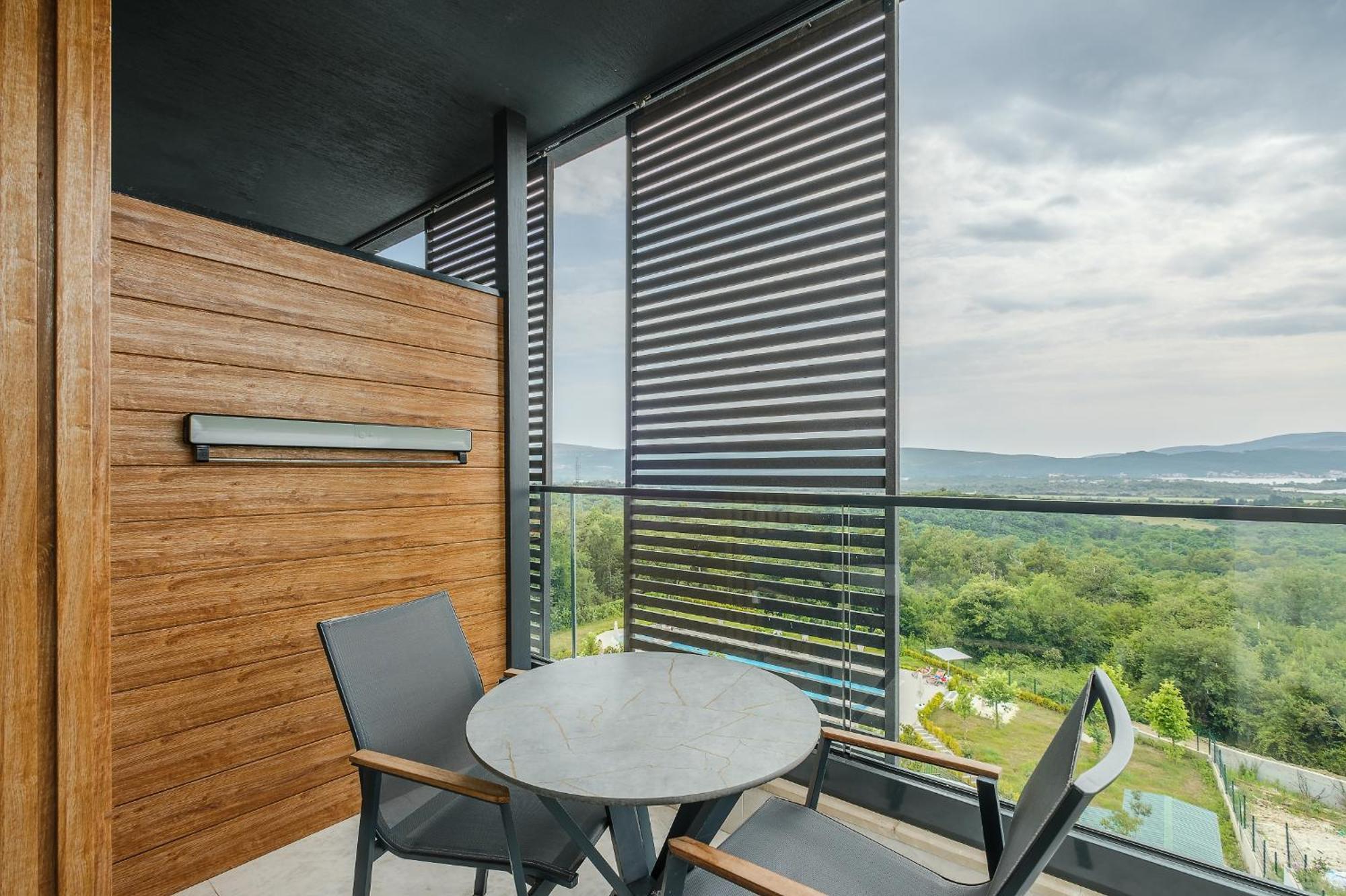 Montenegro Lodge Kavac Ruang foto Balcony of a suite