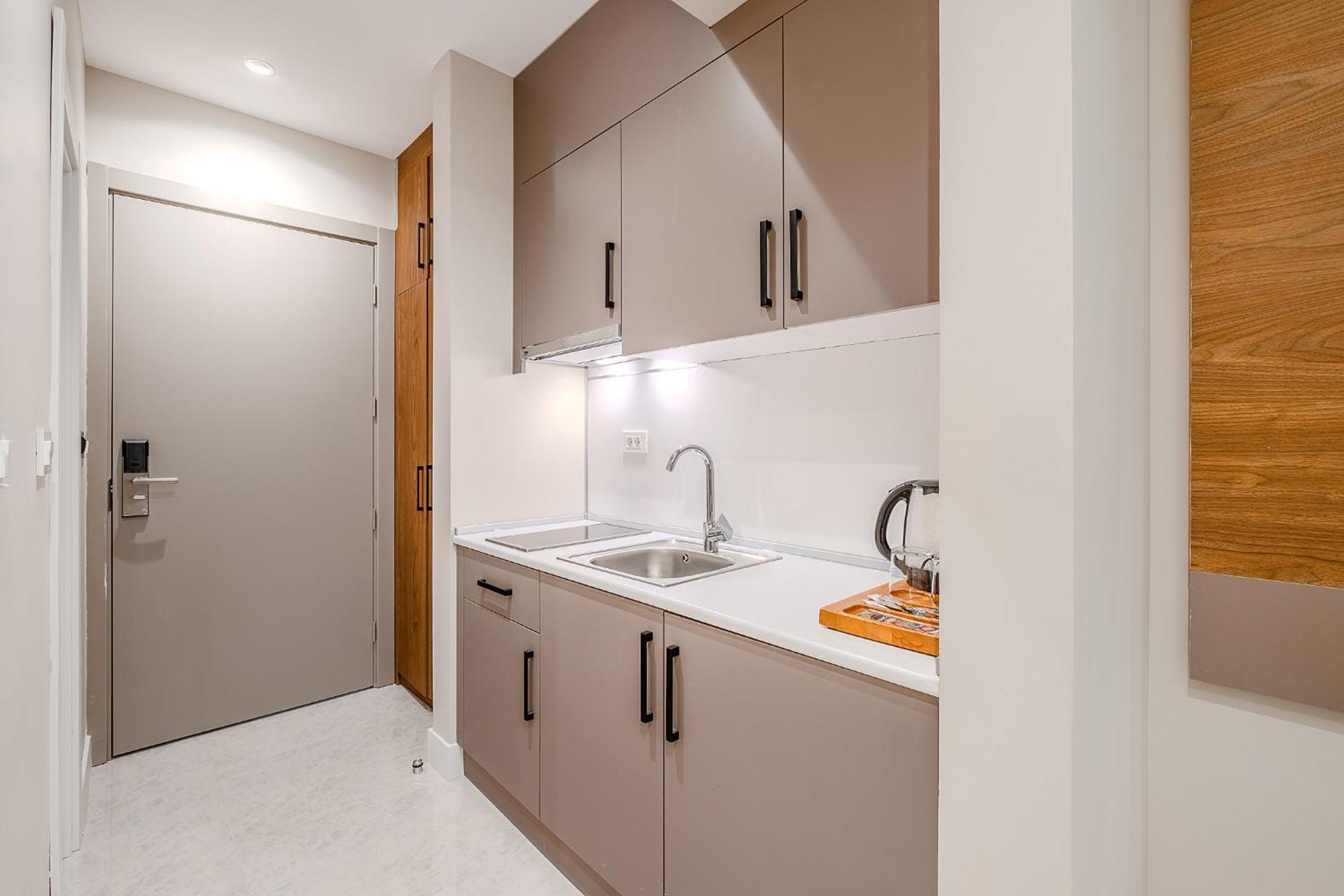 Montenegro Lodge Kavac Ruang foto A typical kitchen in a student apartment
