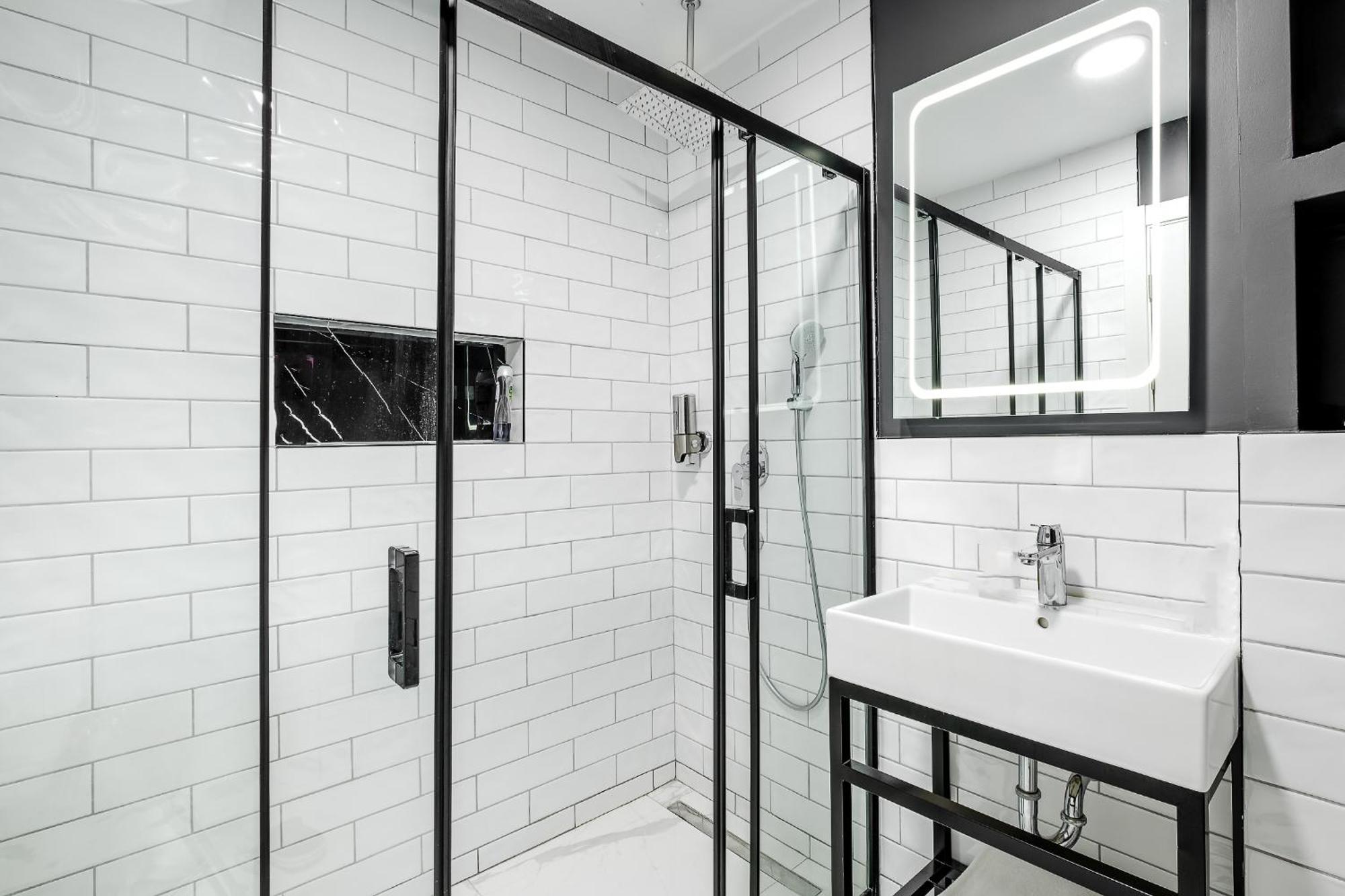 Montenegro Lodge Kavac Ruang foto A shower enclosure