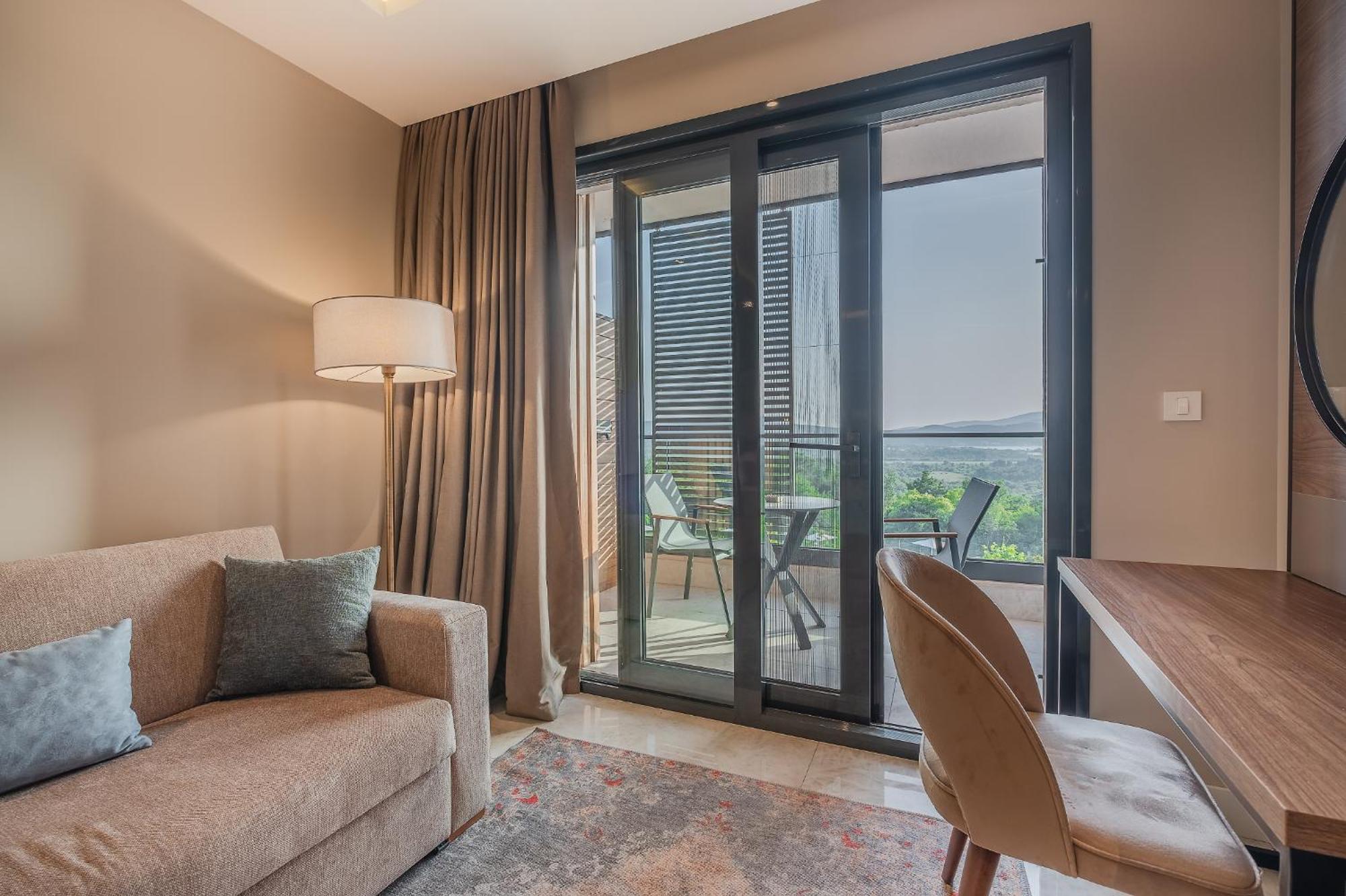 Montenegro Lodge Kavac Ruang foto A living room with a sliding door