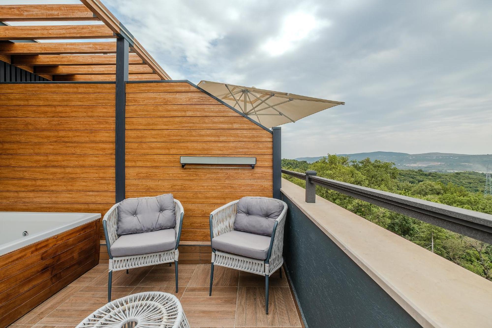 Montenegro Lodge Kavac Ruang foto Terrace