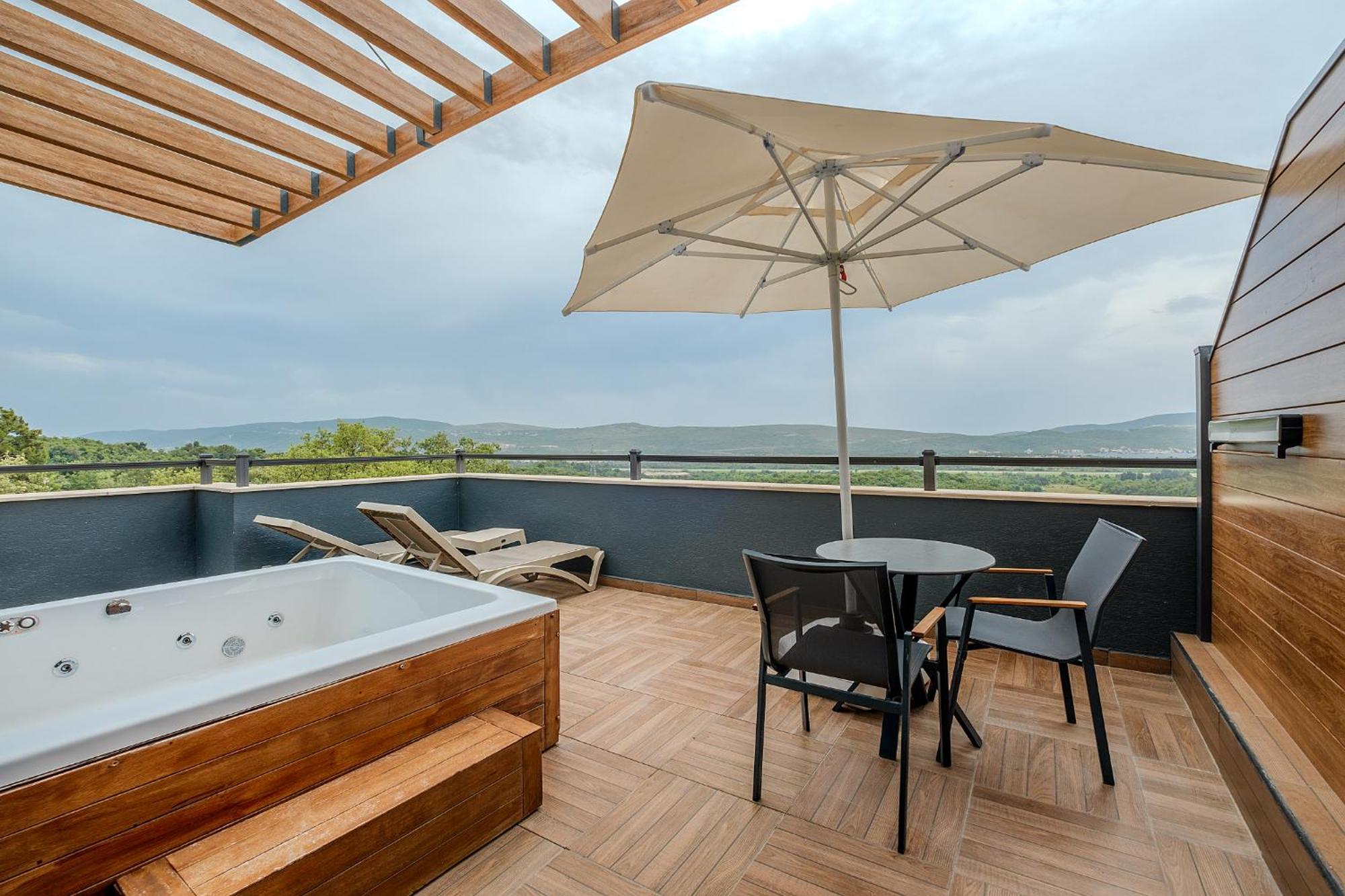 Montenegro Lodge Kavac Ruang foto Terrace with a hot tub