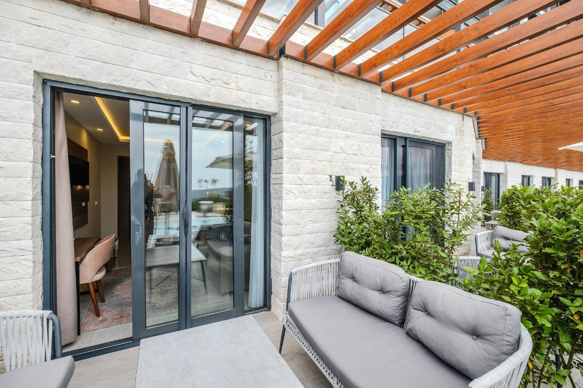 Montenegro Lodge Kavac Ruang foto A sliding door