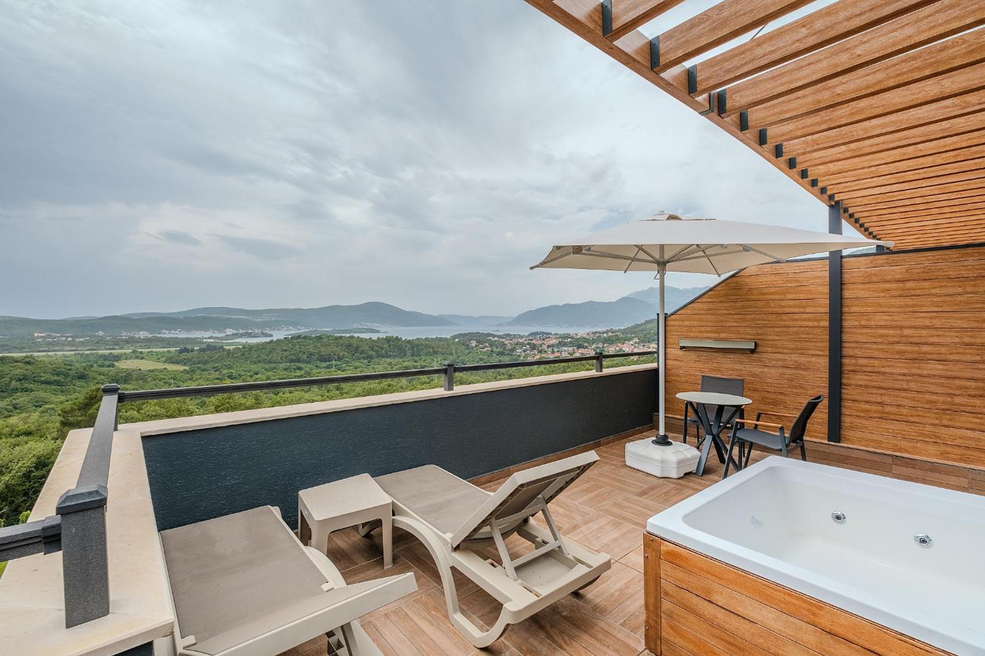 Montenegro Lodge Kavac Ruang foto Rooftop terrace