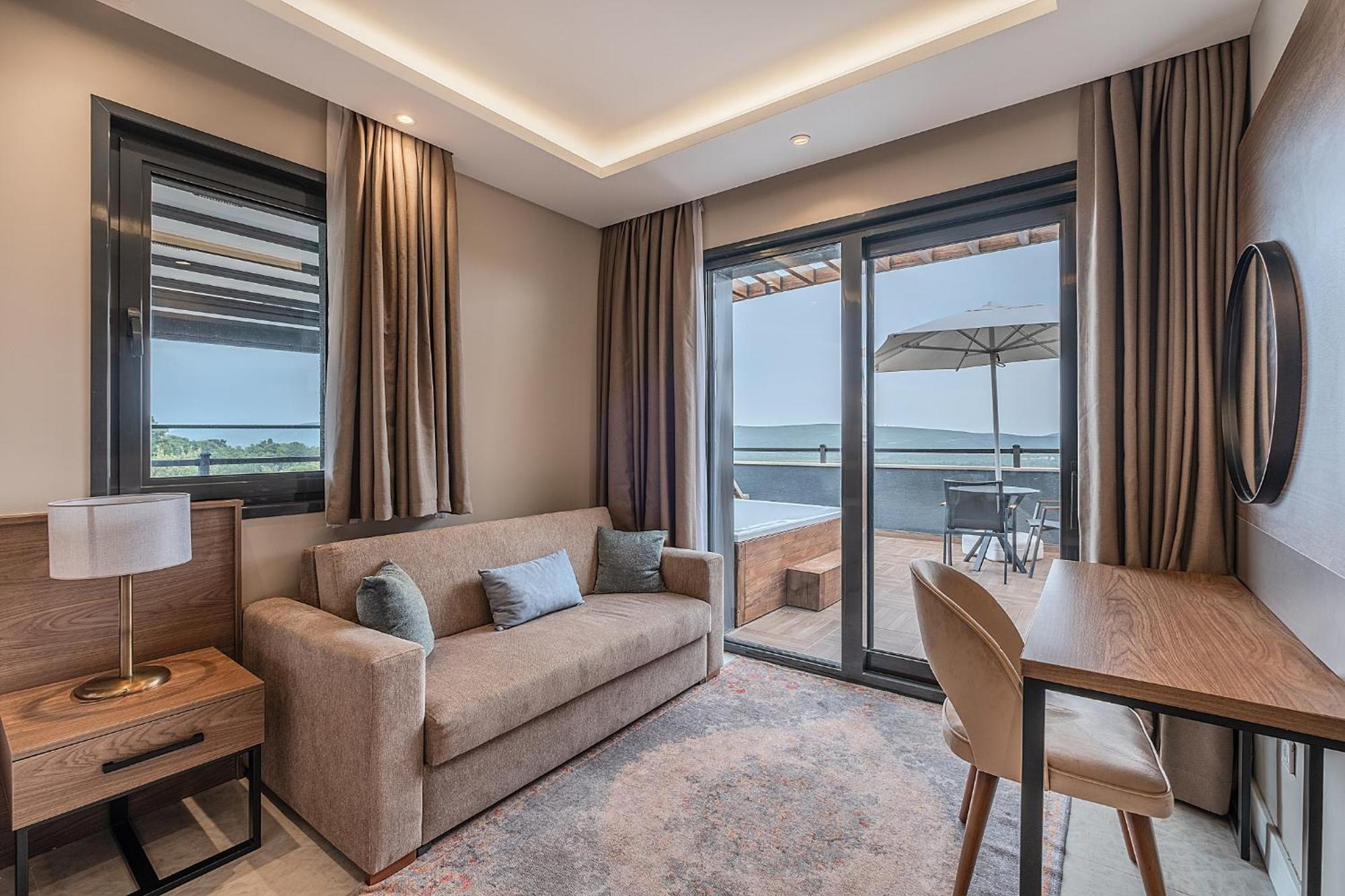 Montenegro Lodge Kavac Ruang foto Suite
