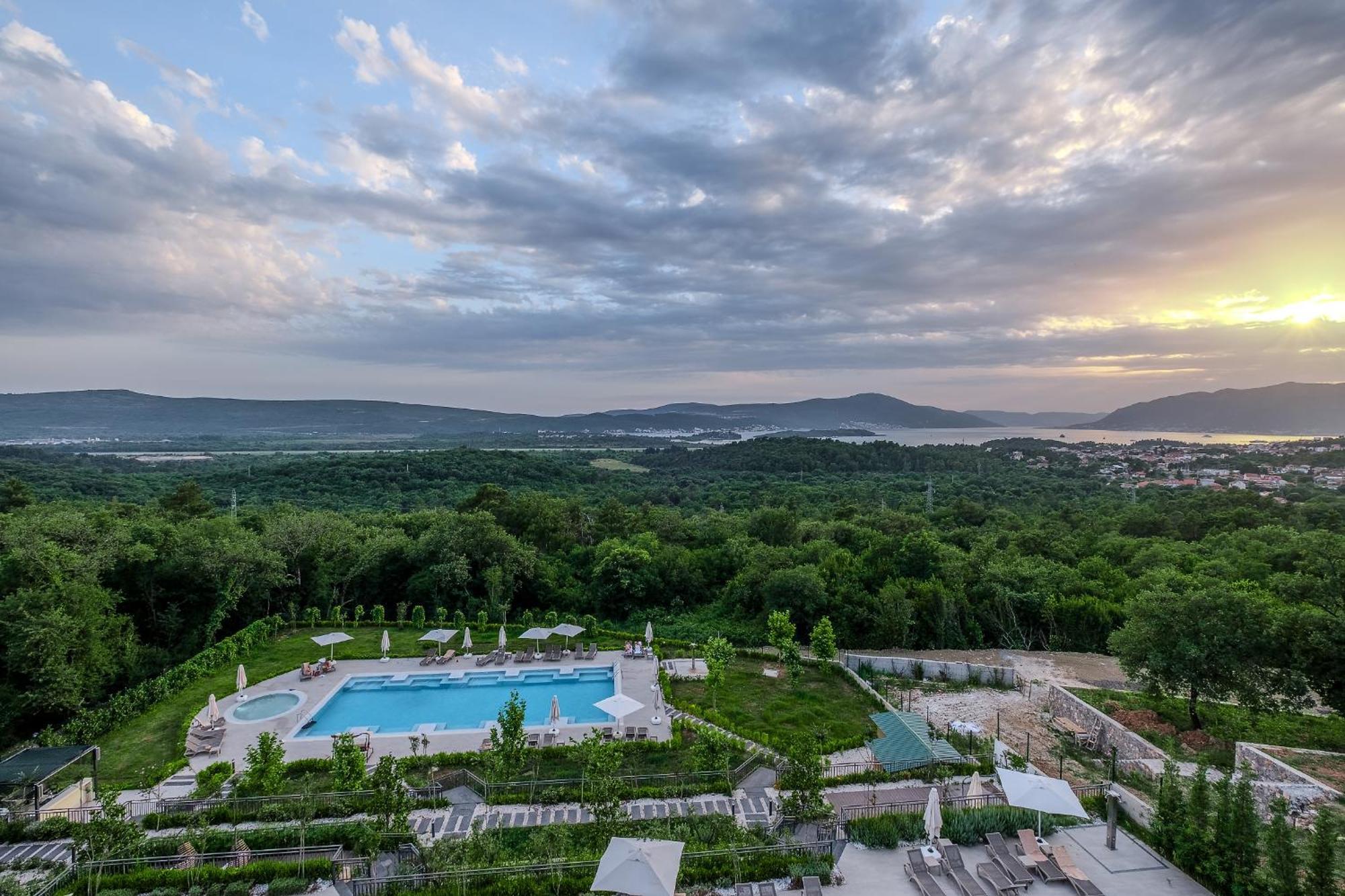 Montenegro Lodge Kavac Bagian luar foto View of the resort