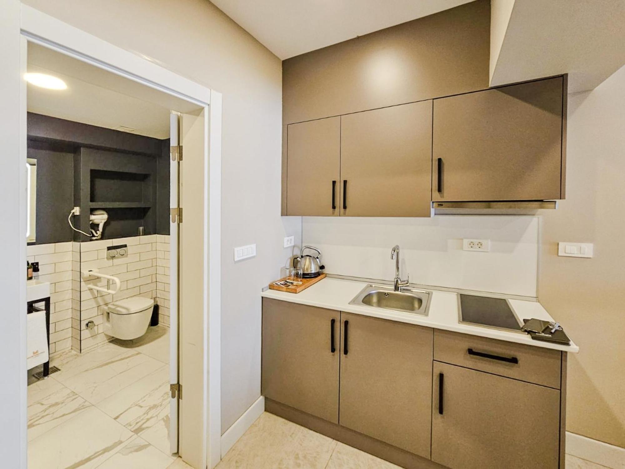 Montenegro Lodge Kavac Ruang foto A typical kitchenette