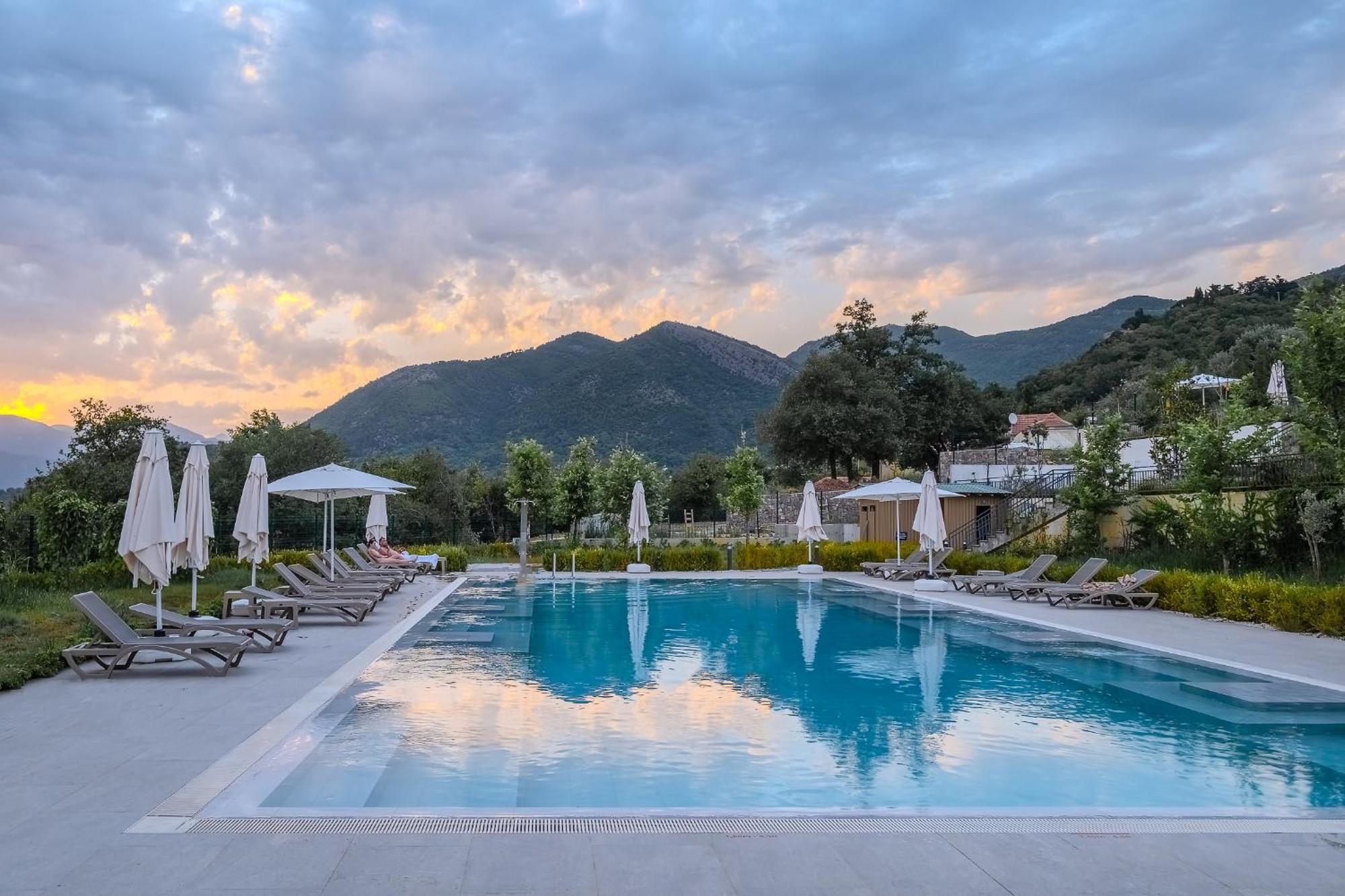 Montenegro Lodge Kavac Bagian luar foto The swimming pool at the hotel