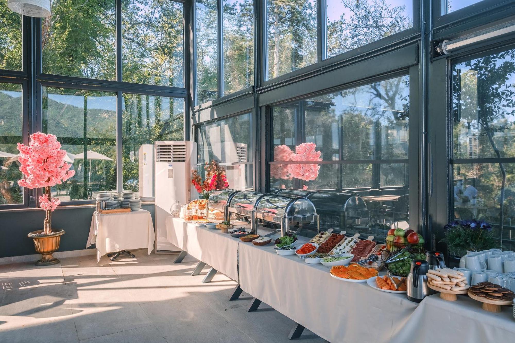Montenegro Lodge Kavac Bagian luar foto A buffet at a restaurant