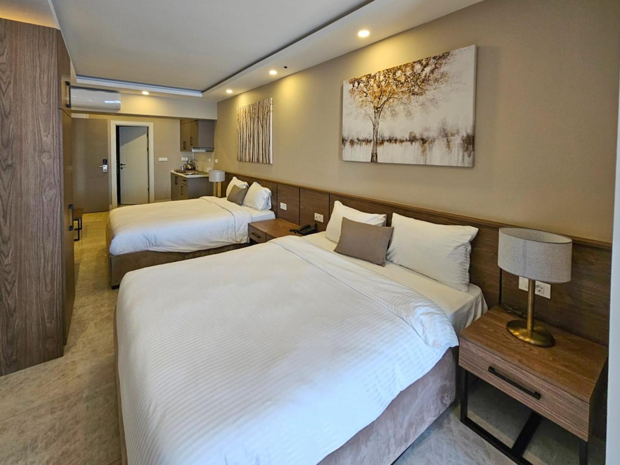 Montenegro Lodge Kavac Ruang foto Deluxe Family Room