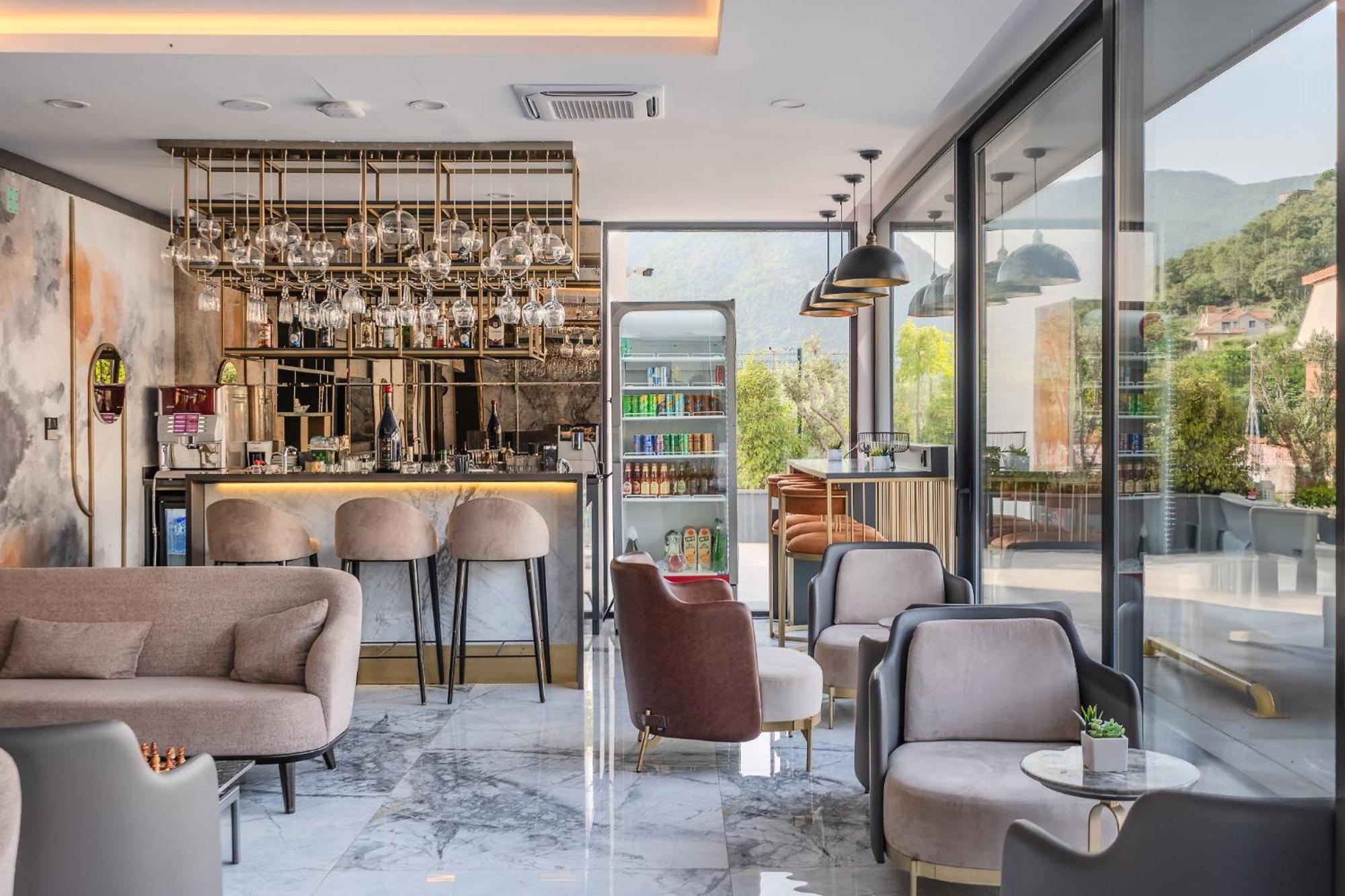 Montenegro Lodge Kavac Bagian luar foto The bar at the hotel