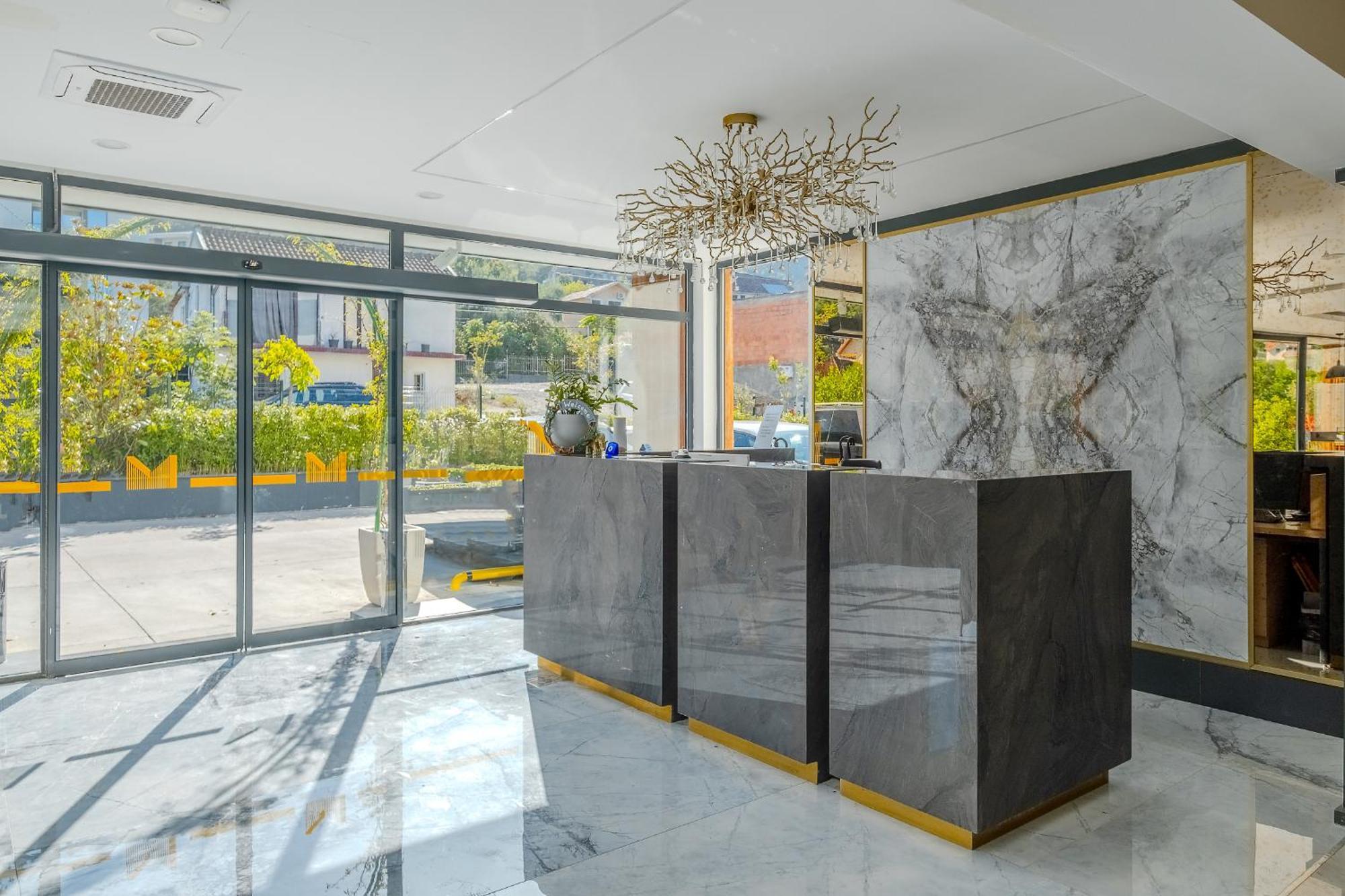 Montenegro Lodge Kavac Bagian luar foto Reception
