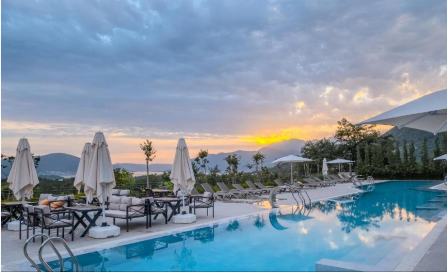 Montenegro Lodge Kavac Bagian luar foto Sunset at the hotel