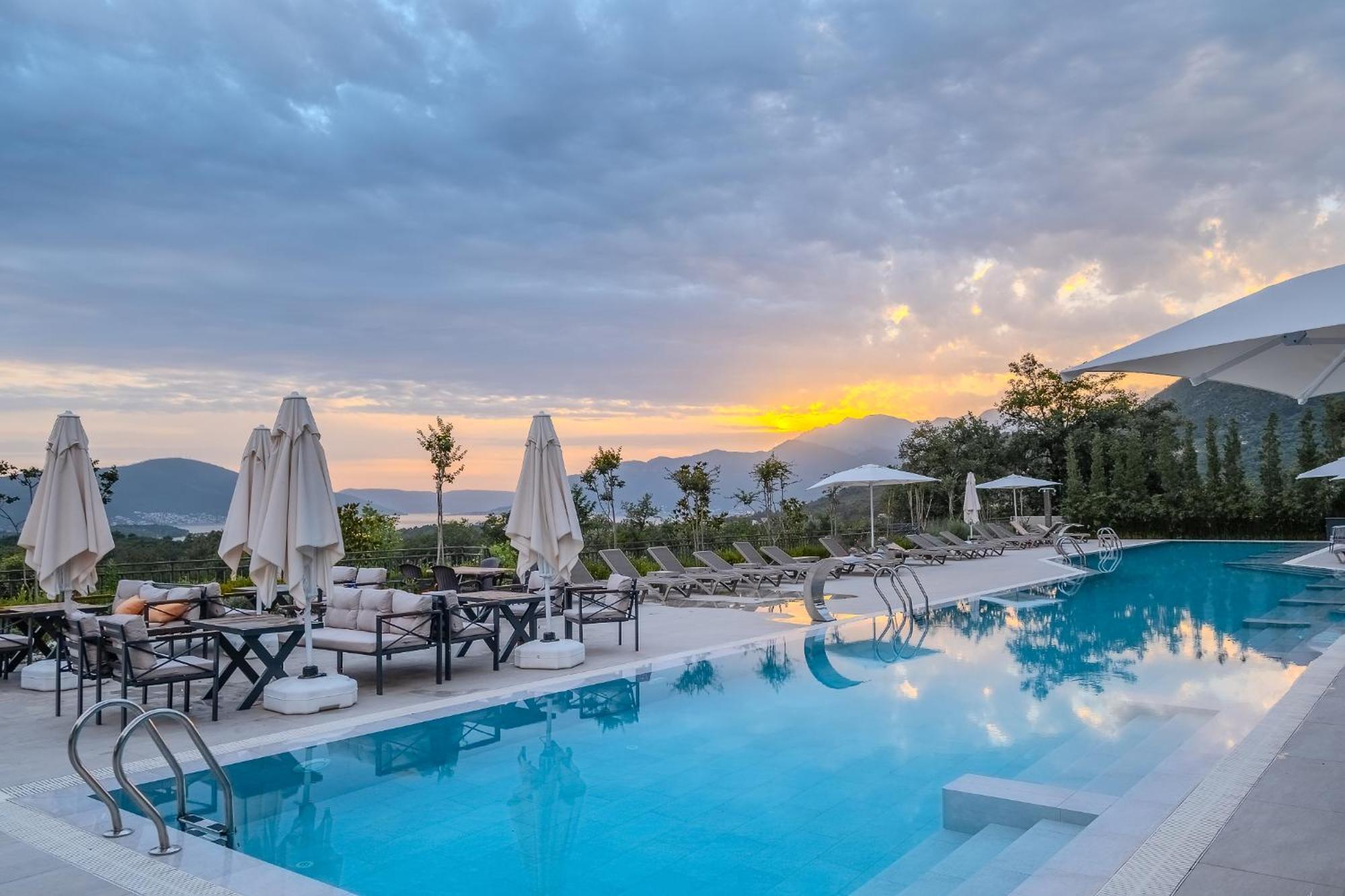 Montenegro Lodge Kavac Bagian luar foto Sunset at the hotel